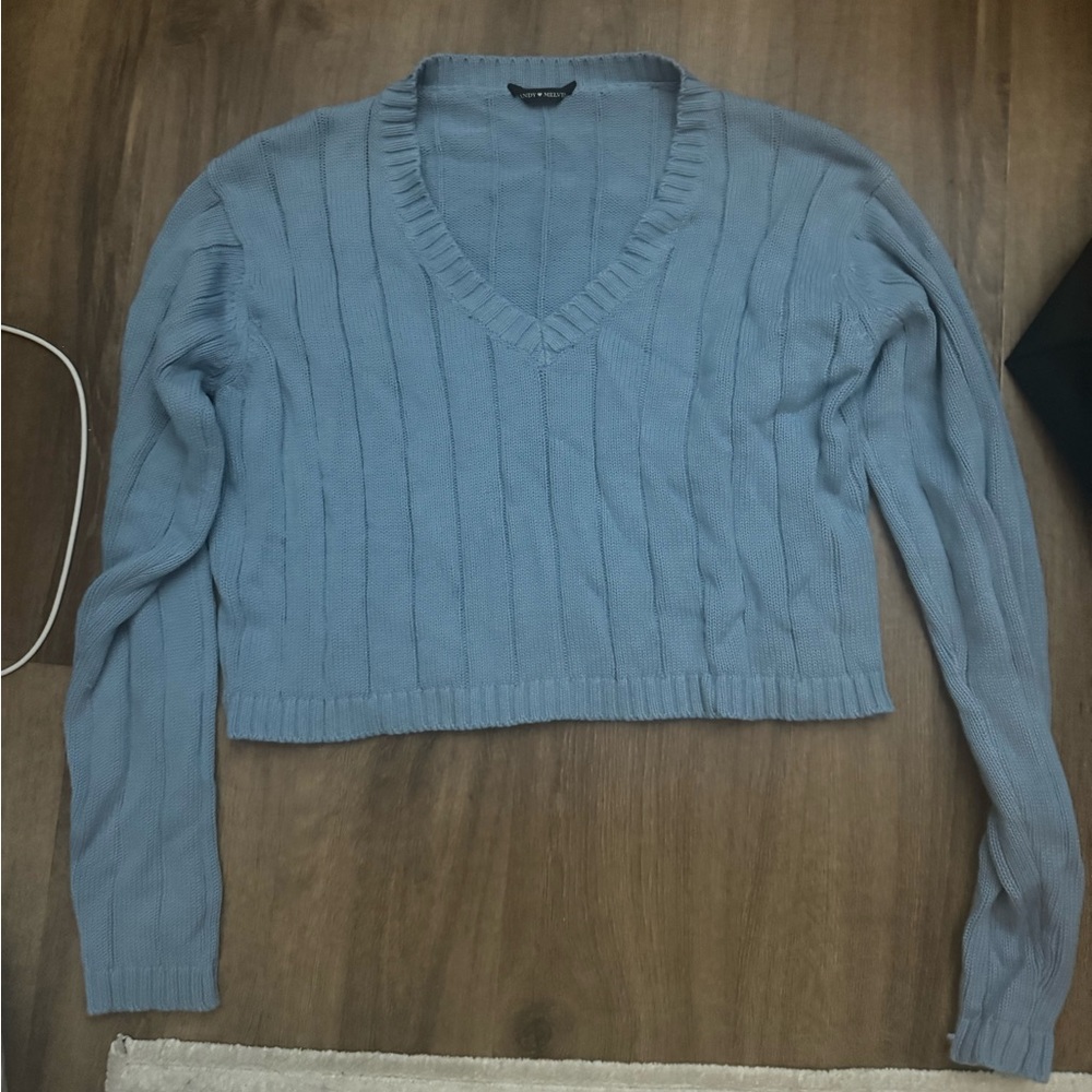 Blue cropped sweater with a v neck